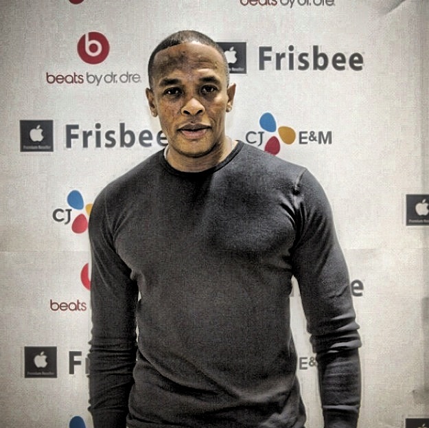 did dr dre sell beats to apple